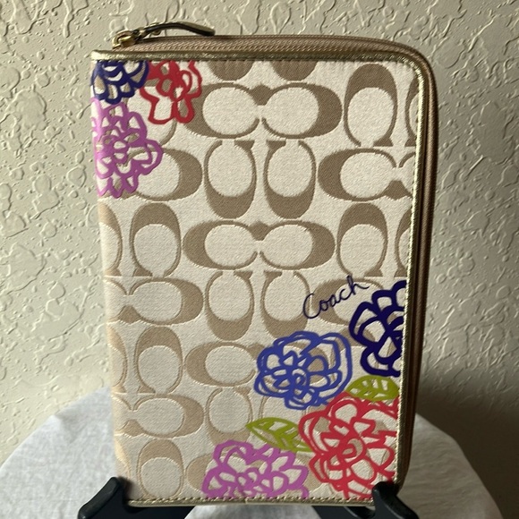 Coach: Floral Print Zip Reader Holder- Gold Tone - Picture 4 of 16